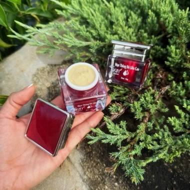 Kem Mụn Thông Đỏ Liều Cao Skin 15g - Cô Đặc, Bề Mặt Mịn, Dẻo Rỗ, Giá 105k Kem Mụn Thông Đỏ Liều Cao Skin 15g - Cô Đặc, Bề Mặt Mịn, Dẻo Rỗ, Giá 105k