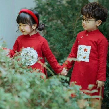 Kèm Quần Áo Dài Tết Bé Trai Bé Gái - Vải Mềm Mịn, Thêu Xinh, Quần Lụa Giá 167.5k 4 Kèm Quần Áo Dài Tết Bé Trai Bé Gái - Vải Mềm Mịn, Thêu Xinh, Quần Lụa Giá 167.5k 4
