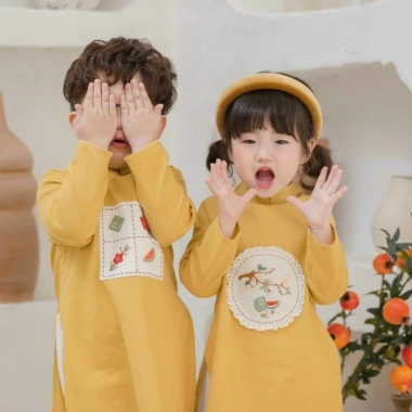 Kèm Quần Áo Dài Tết Bé Trai Bé Gái - Vải Mềm Mịn, Thêu Xinh, Quần Lụa Giá 167.5k 5 Kèm Quần Áo Dài Tết Bé Trai Bé Gái - Vải Mềm Mịn, Thêu Xinh, Quần Lụa Giá 167.5k 5