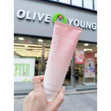 Kem trắng da RE:LAB Whiten Body Lotion 200ml - Dưỡng trắng, cấp ẩm Glutathione + Arbutin, giảm giá 285.000₫ 4 Kem trắng da RE:LAB Whiten Body Lotion 200ml - Dưỡng trắng, cấp ẩm Glutathione + Arbutin, giảm giá 285.000₫ 4