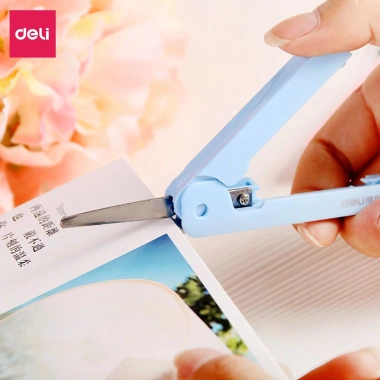Kéo mini đa năng bỏ túi Deli thu gọn, an toàn, màu pastel, lưỡi cacbon không gỉ 7 Kéo mini đa năng bỏ túi Deli thu gọn, an toàn, màu pastel, lưỡi cacbon không gỉ 7