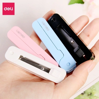 Kéo mini đa năng bỏ túi Deli thu gọn, an toàn, màu pastel, lưỡi cacbon không gỉ 9 Kéo mini đa năng bỏ túi Deli thu gọn, an toàn, màu pastel, lưỡi cacbon không gỉ 9