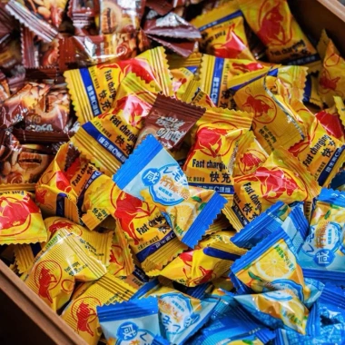 Kẹo ngậm nước ngọt Jin Tian 320g - Hương bò húc, Coca, Sting, Giá chỉ 45.000