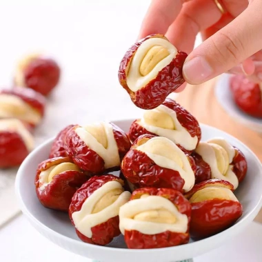 Kẹo sữa táo đỏ Tân Cương 1kg - dẻo ngọt tự nhiên, kẹp sữa lạc đà va hạt điều, 43.000 VND