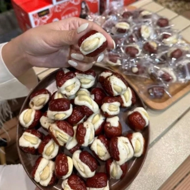 Kẹo táo đỏ kẹp sữa lạc đà 500g nhân hạt điều - mềm dẻo, béo ngậy, ăn vặt, quà, chỉ 32.000 VND