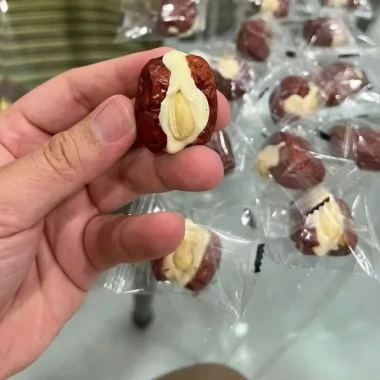 Kẹo táo đỏ kẹp sữa lạc đà 500g nhân hạt điều - mềm dẻo, béo ngậy, ăn vặt, quà, chỉ 32.000 VND 4 Kẹo táo đỏ kẹp sữa lạc đà 500g nhân hạt điều - mềm dẻo, béo ngậy, ăn vặt, quà, chỉ 32.000 VND 4