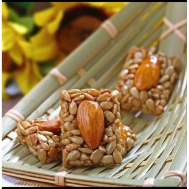 Kẹo Tết 1Kg Hướng Dương Hạnh Nhân Giòn Bùi Ngọt Thanh - Giá 99.000đ 7 Kẹo Tết 1Kg Hướng Dương Hạnh Nhân Giòn Bùi Ngọt Thanh - Giá 99.000đ 7