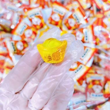 Kẹo Tết 1Kg Thần Tài Hình Thỏi Vàng Nhân Trái Cây - Giá ưu đãi 52.000đ 3 Kẹo Tết 1Kg Thần Tài Hình Thỏi Vàng Nhân Trái Cây - Giá ưu đãi 52.000đ 3