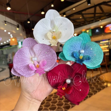 Kẹp Hoa Cài Tóc Hoa Lan Cánh Lụa Nhung Mềm Đính Đá – Giá ưu đãi 42.000₫
