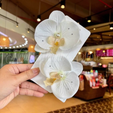 Kẹp Hoa Cài Tóc Hoa Lan Cánh Lụa Nhung Mềm Đính Đá – Giá ưu đãi 42.000₫