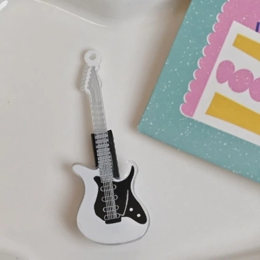 Kẹp tóc Dasbsug Bass Guitar 2.000s cho cô gái bun ngọt - Giá ưu đãi 38.812₫