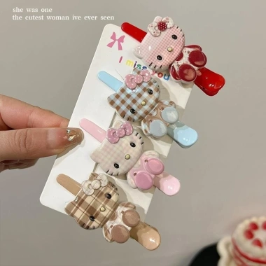 Kẹp tóc Hello Kitty có Bangs - Phụ kiện trán dễ thương, giá ưu đãi 22.680₫ 5 Kẹp tóc Hello Kitty có Bangs - Phụ kiện trán dễ thương, giá ưu đãi 22.680₫ 5