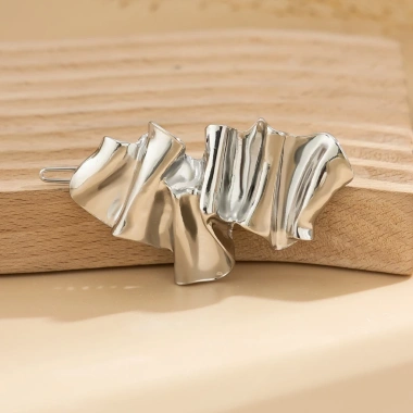 Kẹp tóc kim loại lỏng bất quy tắc họa tiết gấp nếp hình vuông tối giản - Giá 42.000₫ 4 Kẹp tóc kim loại lỏng bất quy tắc họa tiết gấp nếp hình vuông tối giản - Giá 42.000₫ 4