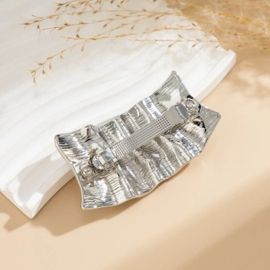 Kẹp tóc kim loại lỏng bất quy tắc họa tiết gấp nếp hình vuông tối giản - Giá 42.000₫