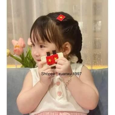 Kẹp tóc lá cờ Việt Nam 50 chiếc - Giá sỉ 129k (giảm từ 161k) - Cờ đỏ sao vàng