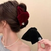 Kẹp tóc nhung tam giác camellia, đuôi ngựa – phụ kiện thời trang, giá 35.350₫