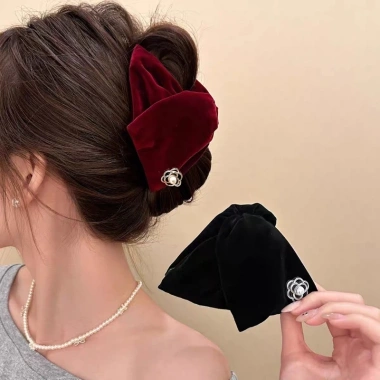 Kẹp tóc nhung tam giác camellia, đuôi ngựa – phụ kiện thời trang, giá 35.350₫