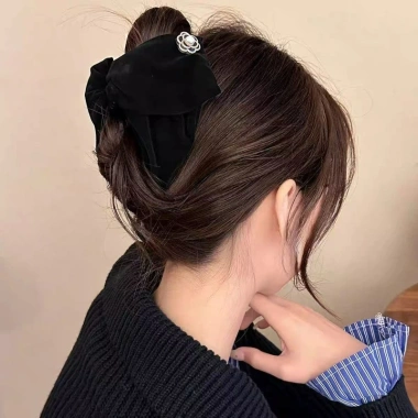 Kẹp tóc nhung tam giác camellia, đuôi ngựa – phụ kiện thời trang, giá 35.350₫