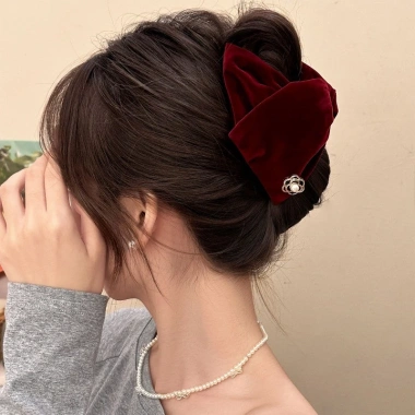 Kẹp tóc nhung tam giác camellia, đuôi ngựa – phụ kiện thời trang, giá 35.350₫