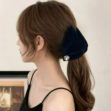 Kẹp tóc nhung tam giác camellia, đuôi ngựa – phụ kiện thời trang, giá 35.350₫