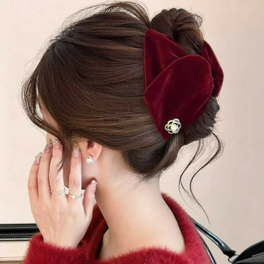 Kẹp tóc nhung tam giác camellia, đuôi ngựa – phụ kiện thời trang, giá 35.350₫