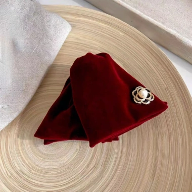 Kẹp tóc nhung tam giác camellia, đuôi ngựa – phụ kiện thời trang, giá 35.350₫