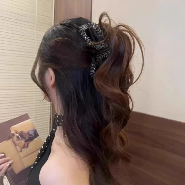 Kẹp tóc nơ tam giác đen sang trọng - Đuôi ngựa nữ tiện lợi, giá chỉ 39.600₫