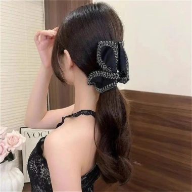 Kẹp tóc nơ tam giác đen sang trọng - Đuôi ngựa nữ tiện lợi, giá chỉ 39.600₫ 7 Kẹp tóc nơ tam giác đen sang trọng - Đuôi ngựa nữ tiện lợi, giá chỉ 39.600₫ 7