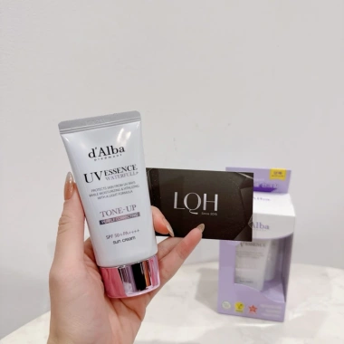Khám phá kem chống nắng DAlba UV Essence Tone Up SPF50+ PA++++ - Giá 350.000đ 7