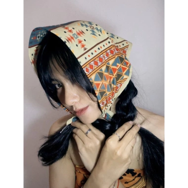 Khăn bandana cotton cổ điển họa tiết thổ cẩm Maben Giá ưu đãi 530.000₫ 4 Khăn bandana cotton cổ điển họa tiết thổ cẩm Maben Giá ưu đãi 530.000₫ 4