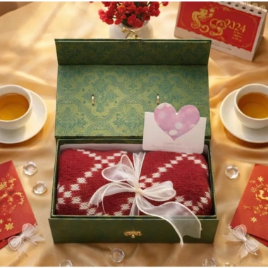 Khăn choàng cổ ấm áp quà tặng ý nghĩa Lễ Tết Bính Ngọ 2.026 giá 320.000đ