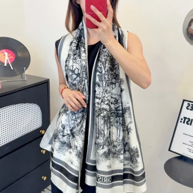 Khăn choàng lụa cao cấp full hộp quà tặng sang trọng, giảm giá chỉ 220.000 VND