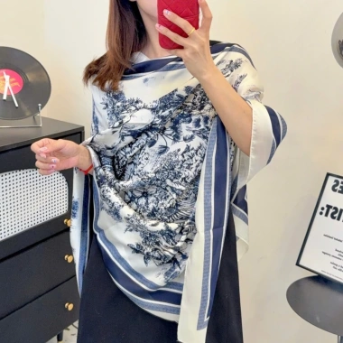 Khăn choàng lụa cao cấp full hộp quà tặng sang trọng, giảm giá chỉ 220.000 VND 5 Khăn choàng lụa cao cấp full hộp quà tặng sang trọng, giảm giá chỉ 220.000 VND 5