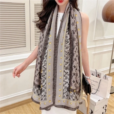 Khăn choàng lụa cao cấp họa tiết chữ V 180x90cm sang trọng siêu mềm mại giá ưu đãi 88.000đ 2 Khăn choàng lụa cao cấp họa tiết chữ V 180x90cm sang trọng siêu mềm mại giá ưu đãi 88.000đ 2