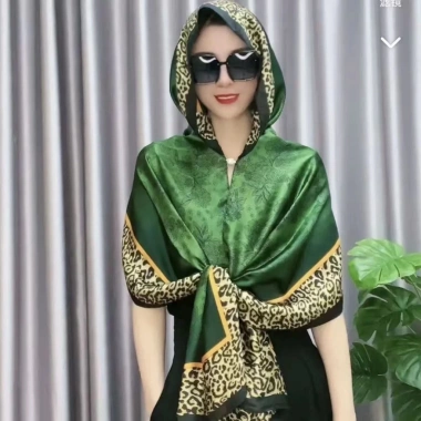 Khăn choàng nữ lụa satin cao cấp chống nắng, họa tiết tinh tế, khóa cài an toàn 10 Khăn choàng nữ lụa satin cao cấp chống nắng, họa tiết tinh tế, khóa cài an toàn 10
