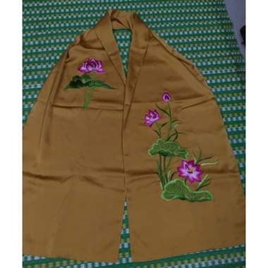 Khăn Gấm tơ tằm Thêu Hoa Sen - Cao cấp, mềm mại, giảm còn 350.000 VND 4