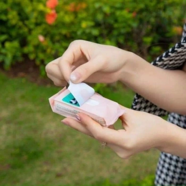 Khăn giấy ướt mini 8 gói - Túi bỏ túi du lịch tiện lợi, nhỏ gọn, chỉ 35.000đ