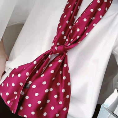Khăn lụa chấm bi dài hai mặt - Phụ kiện thời trang nữ, giá chỉ 56.950₫ 4 Khăn lụa chấm bi dài hai mặt - Phụ kiện thời trang nữ, giá chỉ 56.950₫ 4