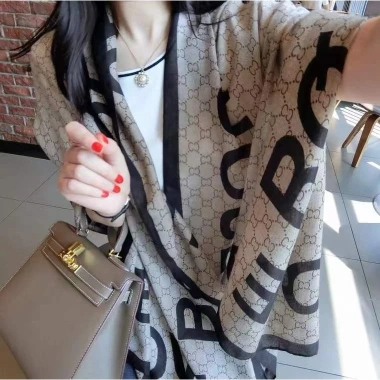 Khăn Lụa Dài Hoạ Tiết Kẻ Fen Sang Trọng - Khăn Choàng Cổ Lụa Mây Fashion 68.000₫ 8 Khăn Lụa Dài Hoạ Tiết Kẻ Fen Sang Trọng - Khăn Choàng Cổ Lụa Mây Fashion 68.000₫ 8