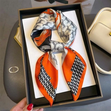 Khăn lụa vuông 70x70 cm cao cấp có hộp - quàng cổ, choàng vai, turban, bikini, áo dài - 308.000₫
