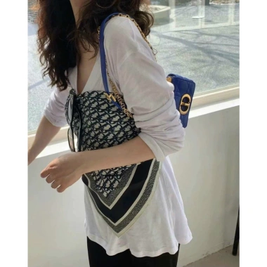 Khăn Lụa Vuông Nữ 70x70cm In Họa Tiết Thời Trang - Nhãn Hiệu - Giá ưu đãi 135k 4 Khăn Lụa Vuông Nữ 70x70cm In Họa Tiết Thời Trang - Nhãn Hiệu - Giá ưu đãi 135k 4