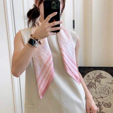 Khăn Lụa Vuông Nữ 70x70cm In Họa Tiết Thời Trang - Nhãn Hiệu - Giá ưu đãi 135k 8 Khăn Lụa Vuông Nữ 70x70cm In Họa Tiết Thời Trang - Nhãn Hiệu - Giá ưu đãi 135k 8