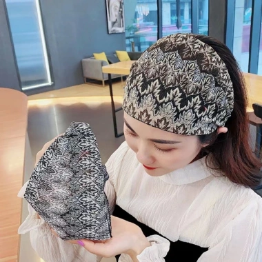 Khăn trùm đầu rộng họa tiết cổ điển nữ - Giá chỉ 33.000₫, giảm từ 41.910₫
