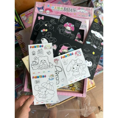 Khay 20 hộp tăm cào Sanrio - Mặt sau tranh tô màu, 10 tờ/box, giá ưu đãi 140.000 3 Khay 20 hộp tăm cào Sanrio - Mặt sau tranh tô màu, 10 tờ/box, giá ưu đãi 140.000 3