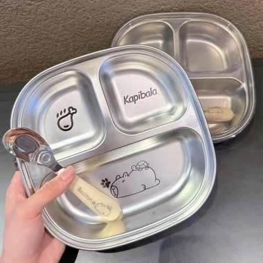 Khay Ăn 3 Ngăn Cappybara Cho Bé và Thìa Inox 316 - An Toàn, Giá 110k (Giảm 30k)