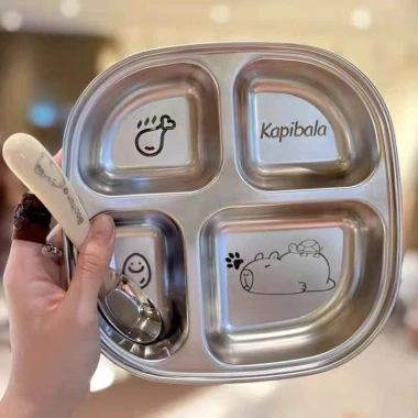 Khay Ăn 3 Ngăn Cappybara Cho Bé và Thìa Inox 316 - An Toàn, Giá 110k (Giảm 30k)
