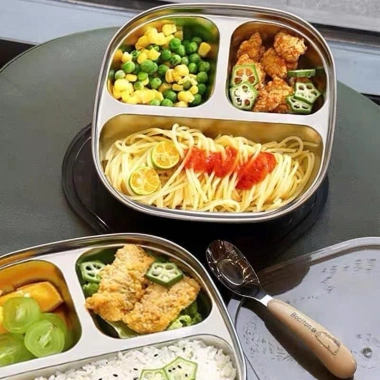 Khay Ăn 3 Ngăn Cappybara Cho Bé và Thìa Inox 316 - An Toàn, Giá 110k (Giảm 30k)