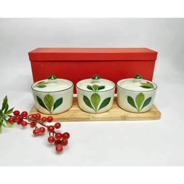 Khay mứt sứ Bát Tràng 3 hũ và khay gỗ họa tiết hoa đào, lá xanh, hoa sen - Giá ưu đãi 480.000 VND