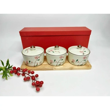 Khay mứt sứ Bát Tràng 3 hũ và khay gỗ họa tiết hoa đào, lá xanh, hoa sen - Giá ưu đãi 480.000 VND
