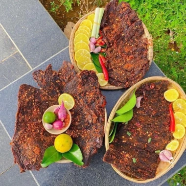 Khô Bò Đen 450gr Miếng To Ướt - Giá 250k (giảm từ 317.5k), thơm ngon, giàu protein